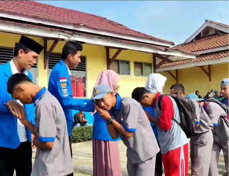 Haru Dan Tangis Warnai Apel Pagi Perpisahan Mahasiswa PLP SMKN 1 Kebun Tebu 